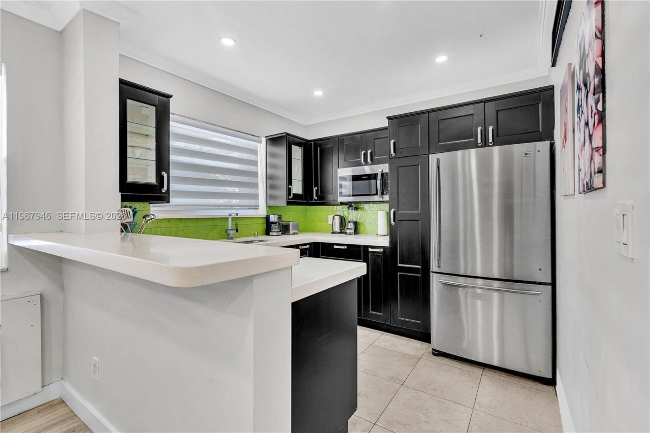 10004 E Bay Harbor Dr, Unit 8, Bay Harbor Islands, FL 33154 Photo