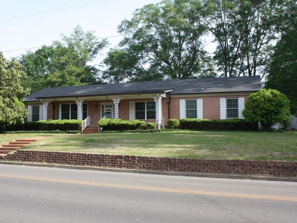 524 W Sypert Street, Nashville, AR 71852