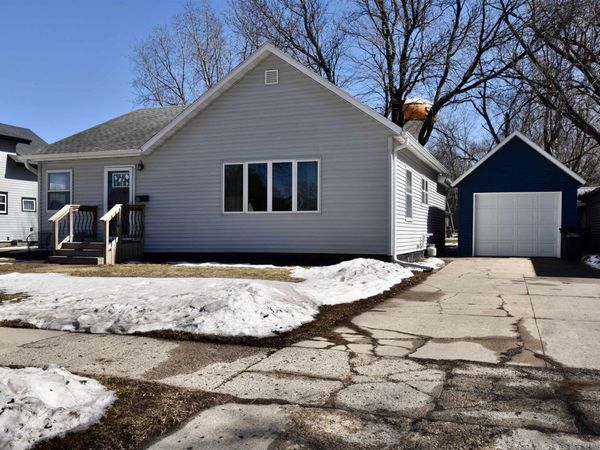 210 4th Ave, Sibley, IA 51249