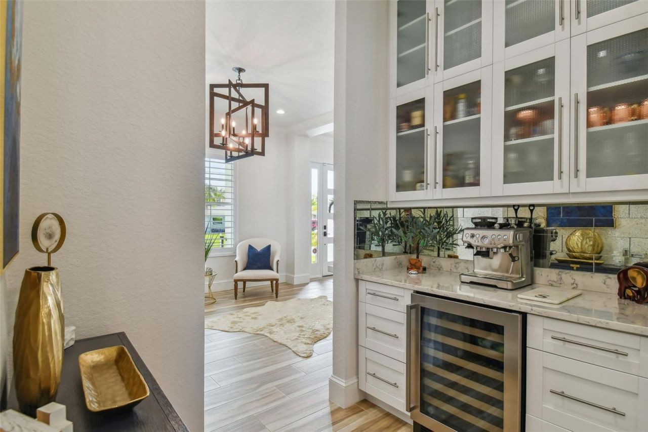 4835 W Bay Villa Avenue, Tampa, FL 33611 Photo