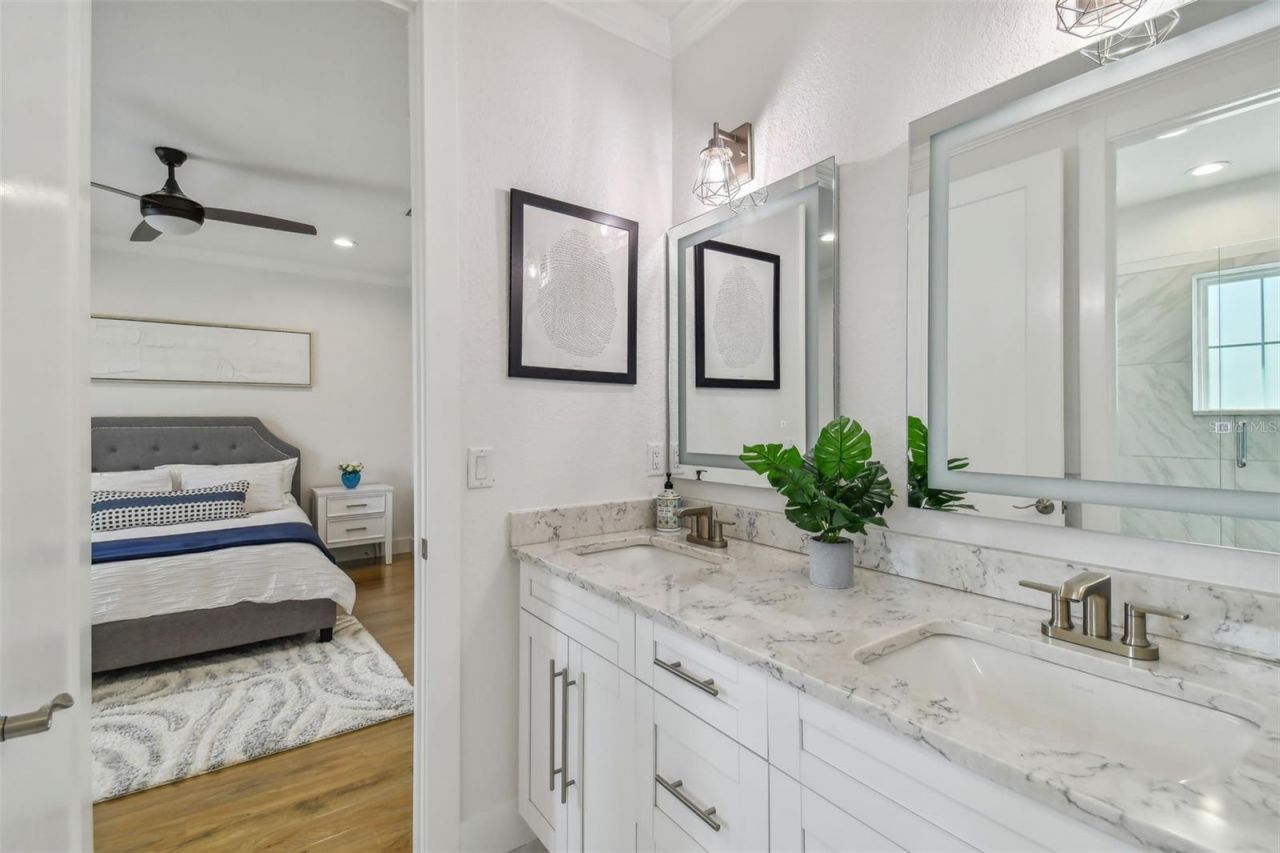 4835 W Bay Villa Avenue, Tampa, FL 33611 Photo