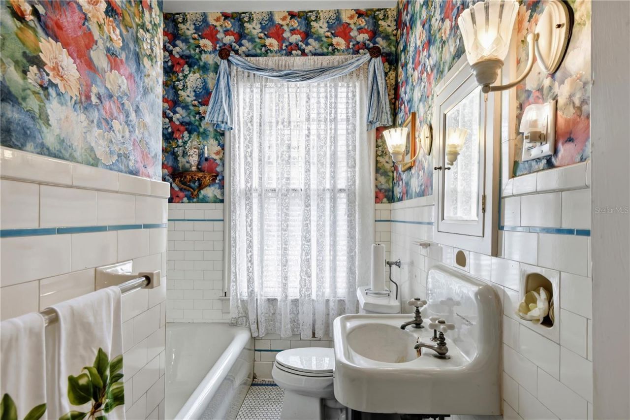 347 E 3rd Avenue, Mount Dora, FL 32757 Photo