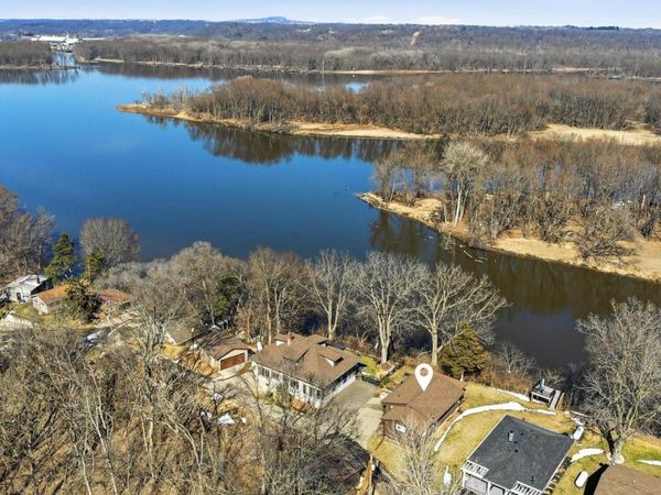 9978 shawondassee Lane, Dubuque, IA 52003