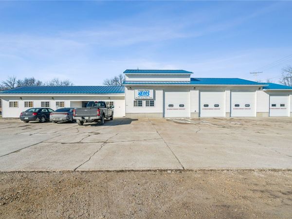 521 Franklin St, Center Point, IA 52213