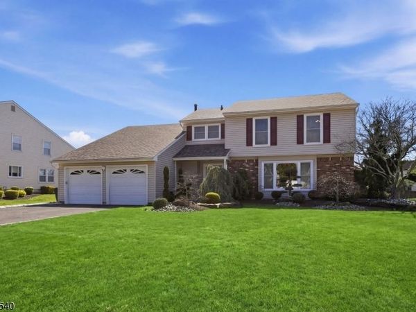 29 Alexandria Dr, Manalapan, NJ 07726