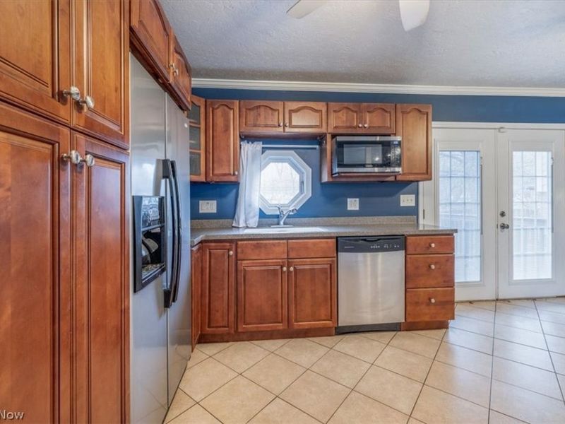 8201 Royalview Drive , Parma, OH 44129 Photo 10