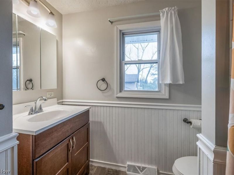 8201 Royalview Drive , Parma, OH 44129 Photo 17