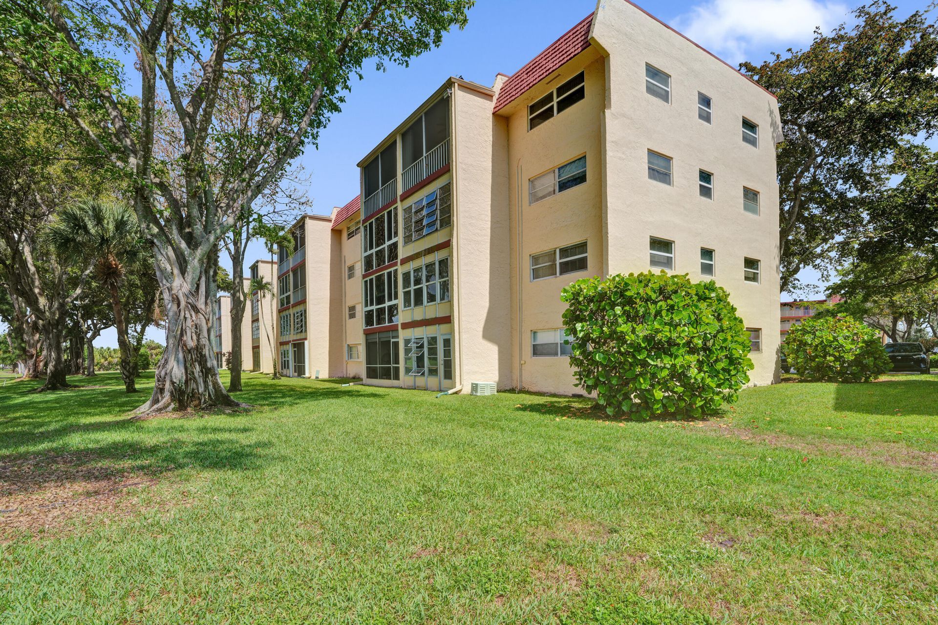1055 Country Club Drive, Unit 305, Margate, FL 33063 Photo