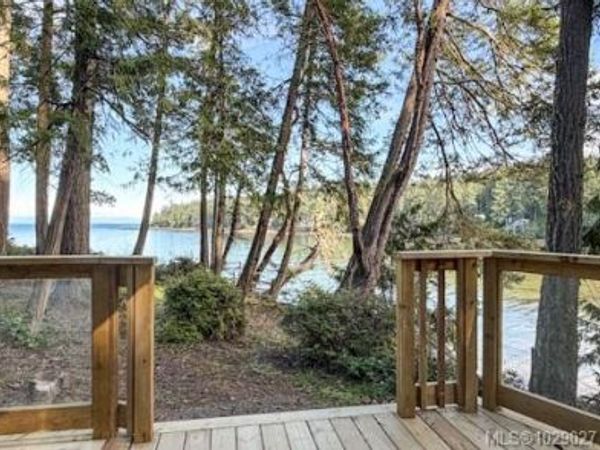 10 Decourcy Dr, Gabriola Island, BC V0R 1X1