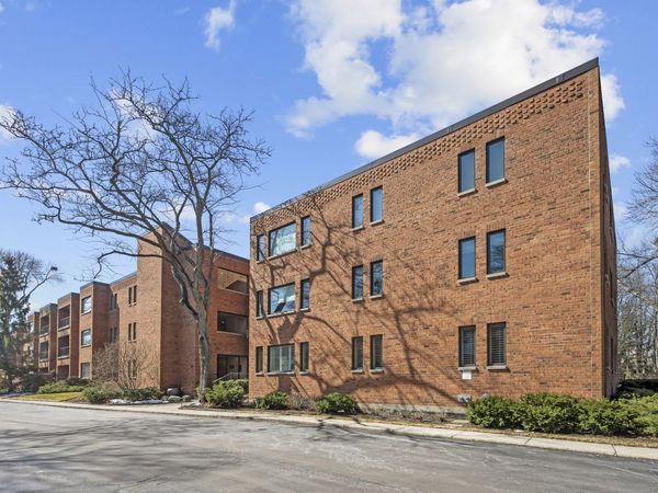 105 E Laurel Avenue, Unit 106, Lake Forest, IL 60045
