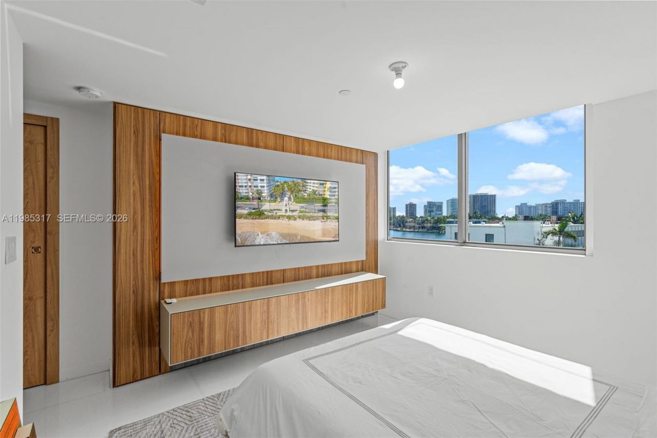 1135 103rd St, Unit 406, Bay Harbor Islands, FL 33154 Photo