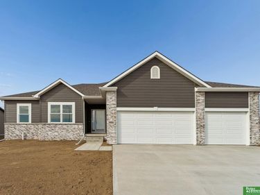 4906 Pinehill Road, Bellevue, NE 68133