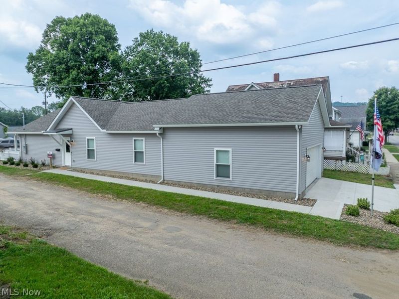 347 Ray Avenue NE, New Philadelphia, OH 44663 Photo 2