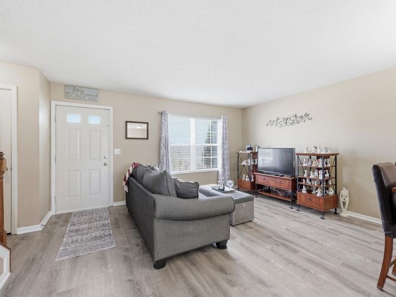 978 Hartford Village Boulevard, Columbus, OH 43228 Photo 9