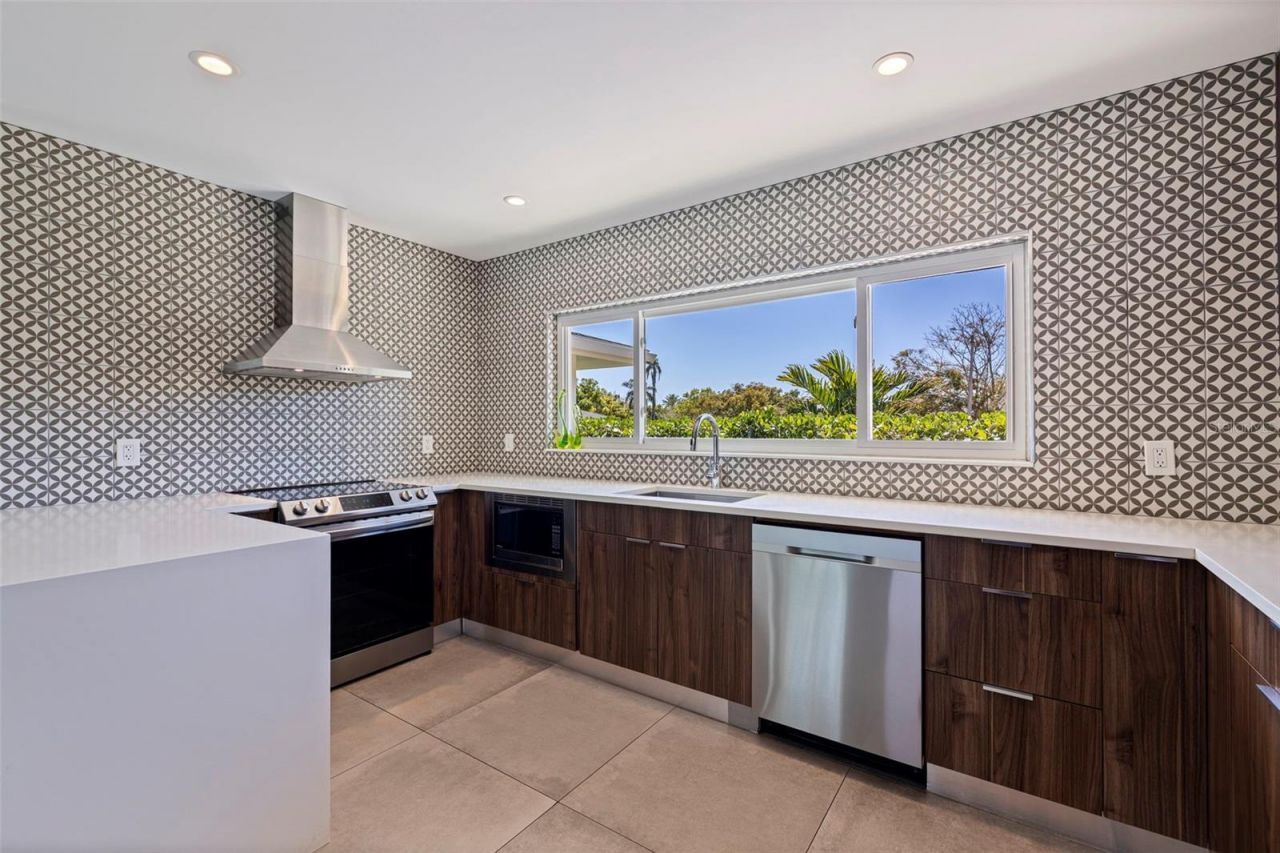 259 Mineola Drive E, Belleair Bluffs, FL 33770 Photo