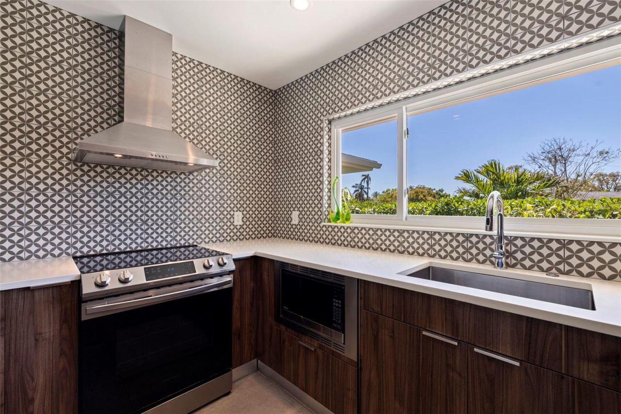 259 Mineola Drive E, Belleair Bluffs, FL 33770 Photo