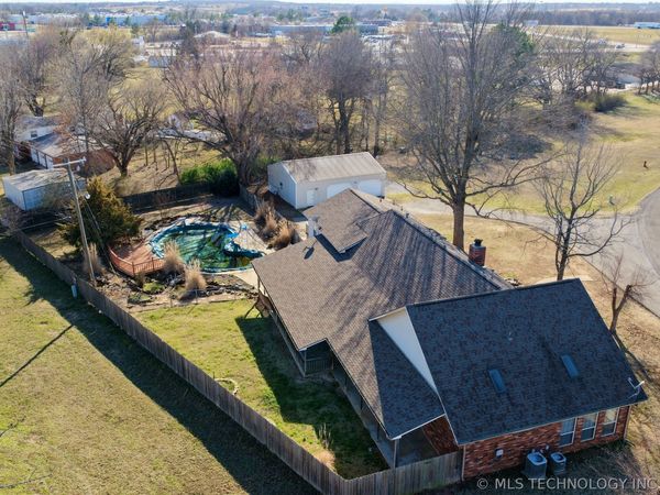 1002 W Knisley Avenue, Checotah, OK 74426