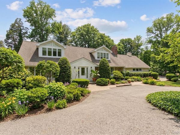 1 The Brae , Woodbury, NY 11797