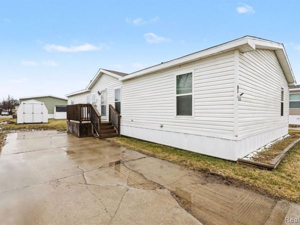 4281 Louie Ln, North Branch Vlg, MI 48461