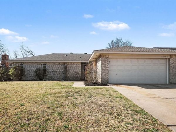 1104 NE 5th Street, Moore, OK 73160
