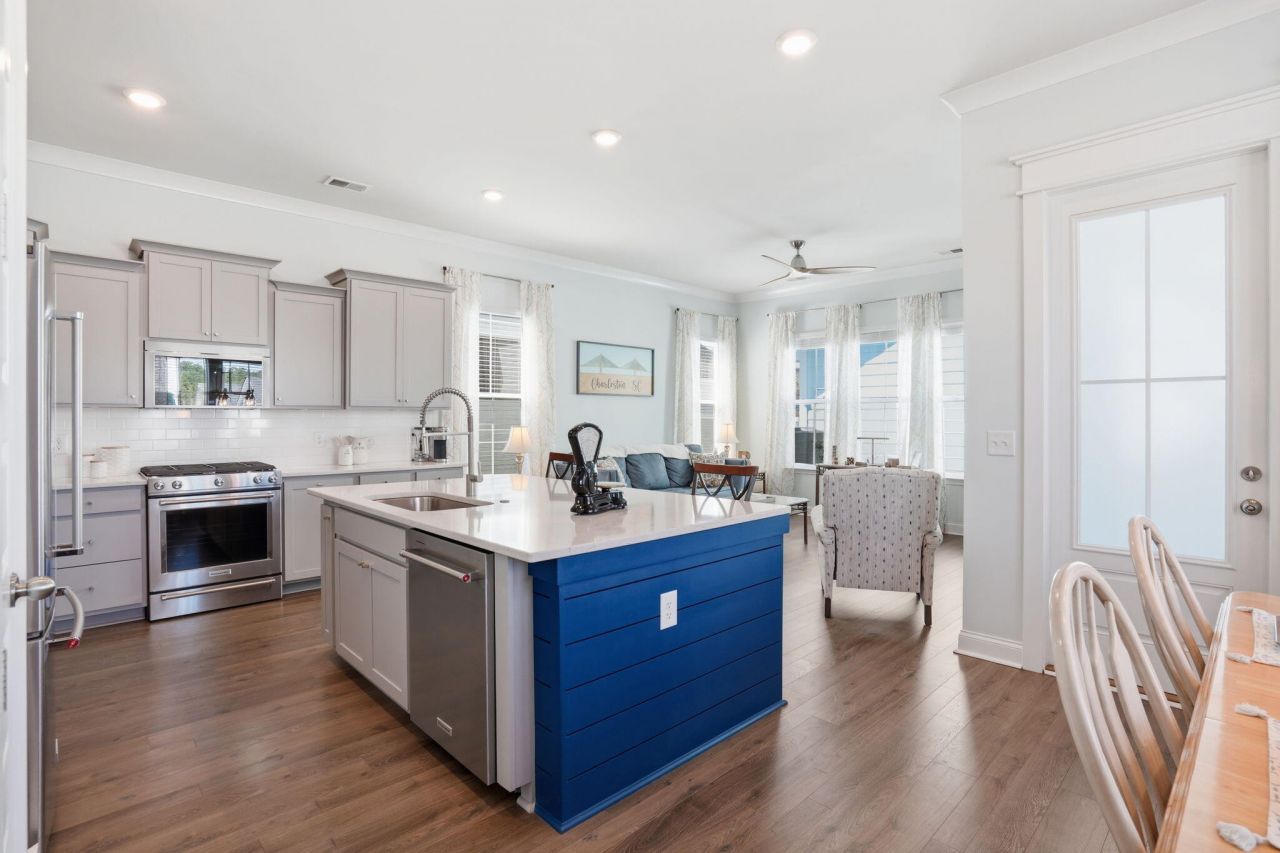 411 N Commodore Way Photo 10