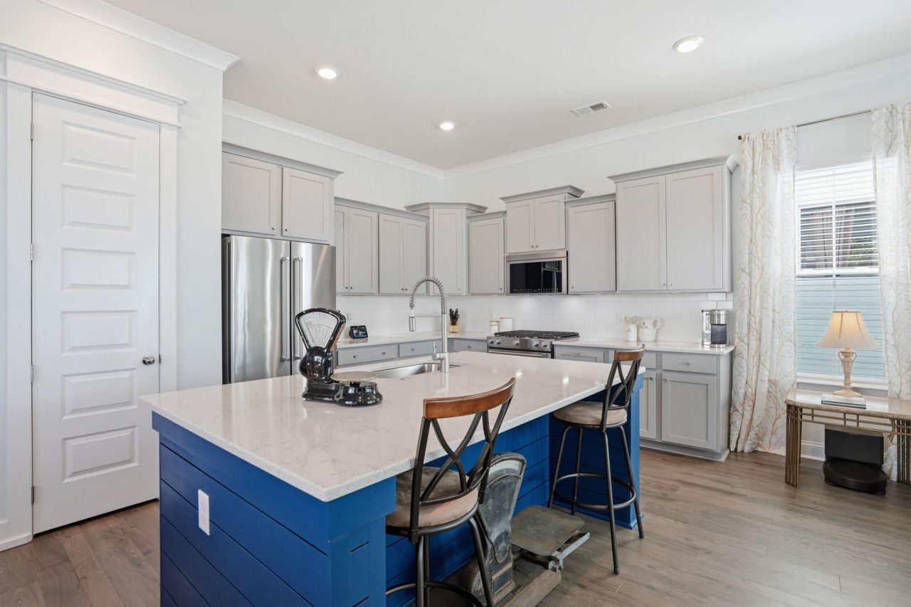 411 N Commodore Way Photo 11