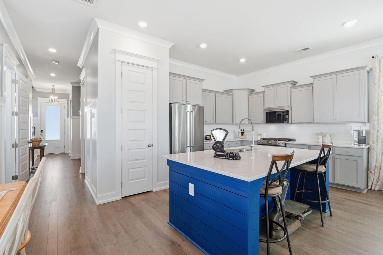 411 N Commodore Way Photo 12