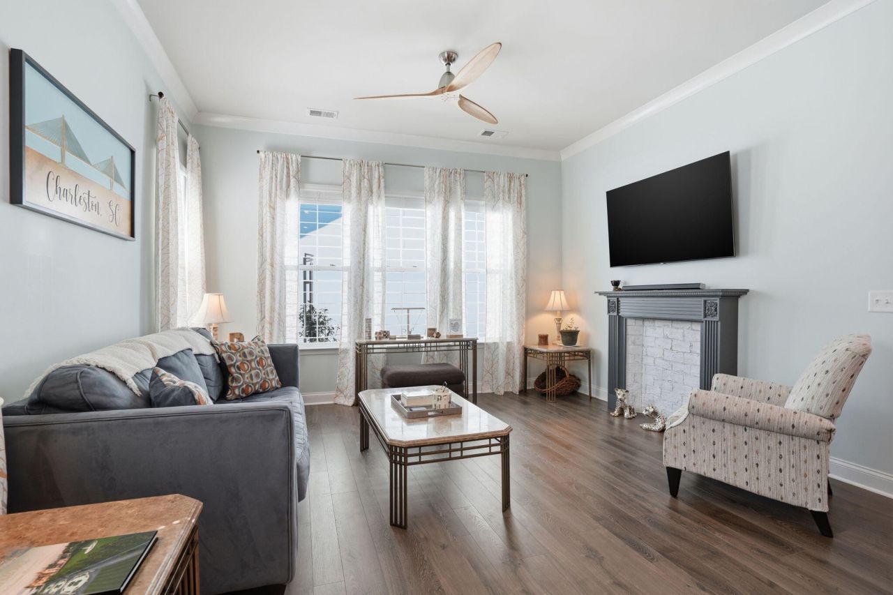 411 N Commodore Way Photo 17