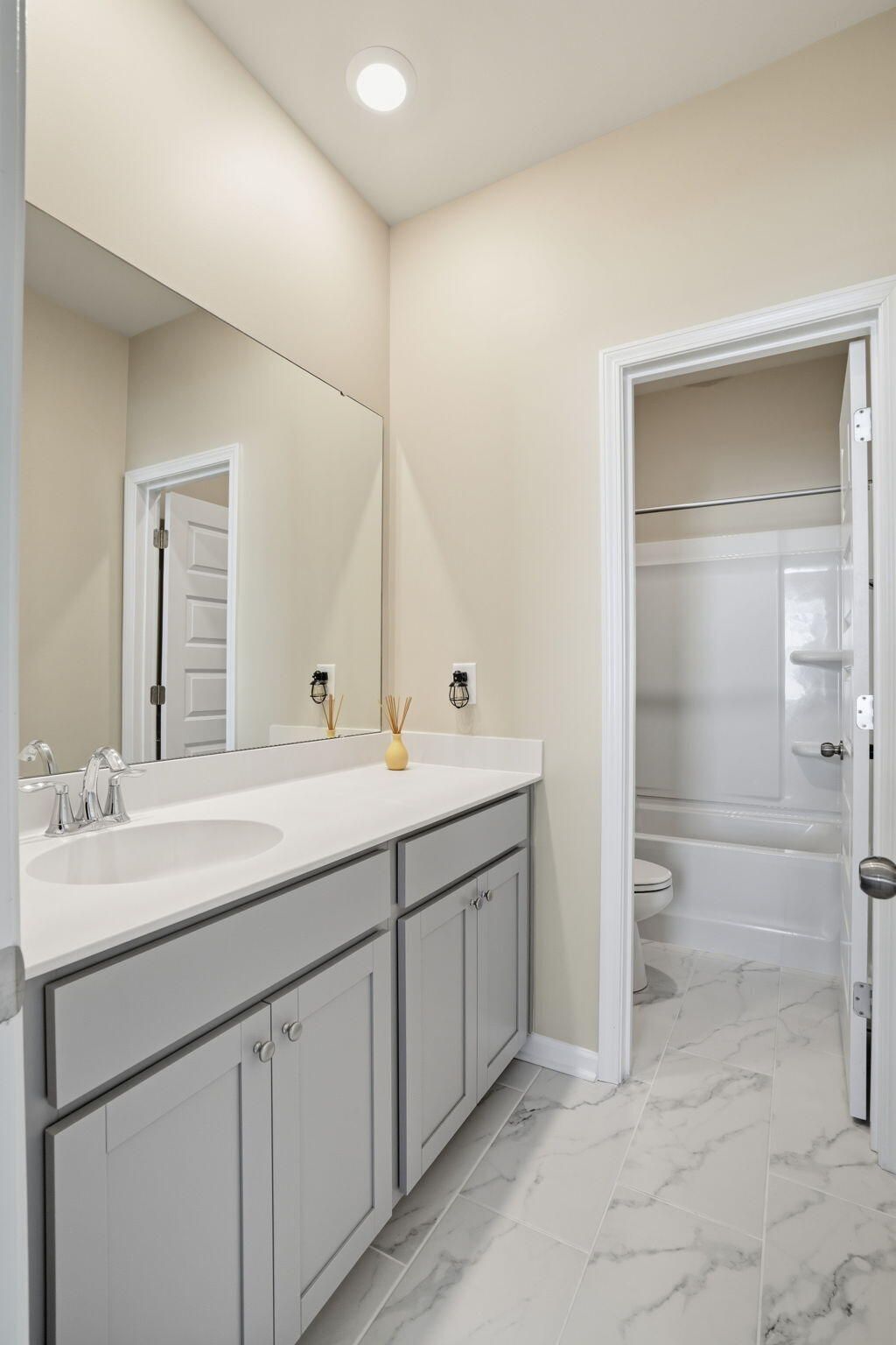 411 N Commodore Way Photo 32