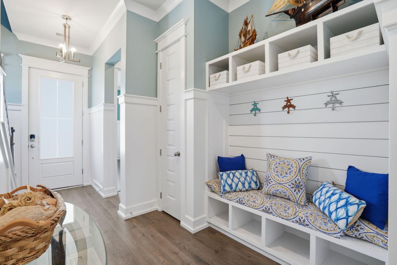 411 N Commodore Way Photo 4