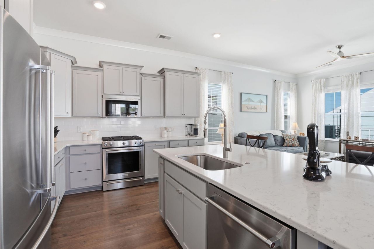 411 N Commodore Way Photo 5