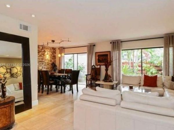 2991 Lakewood Ln, Unit 329, Hollywood, FL 33021