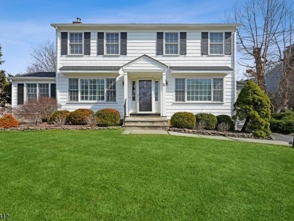 8 Dunnder Dr, Summit, NJ 07901