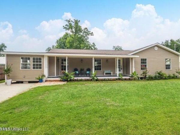 912 Maple Street, Waveland, MS 39576