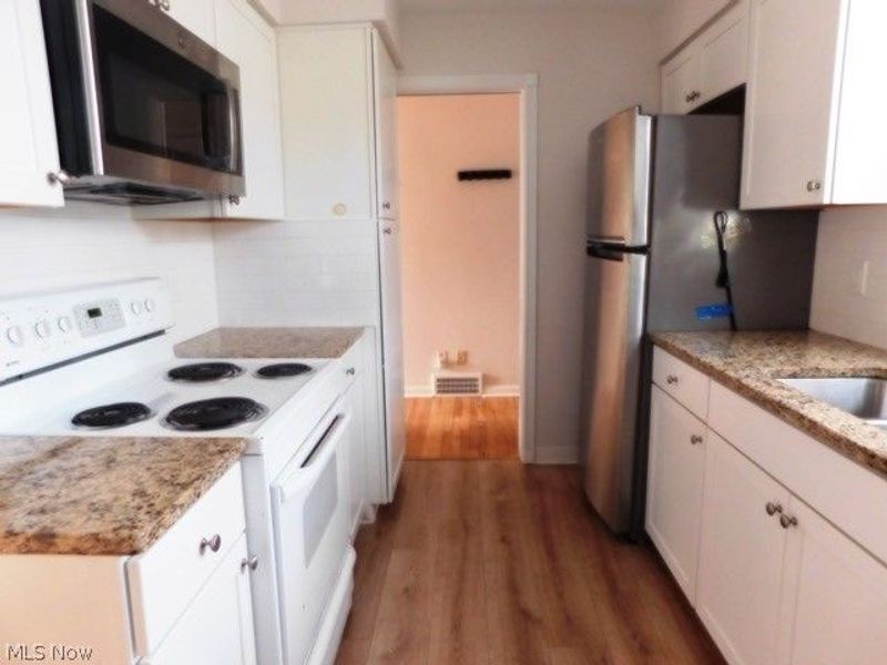 584 Eastland Road, Berea, OH 44017 Photo 12