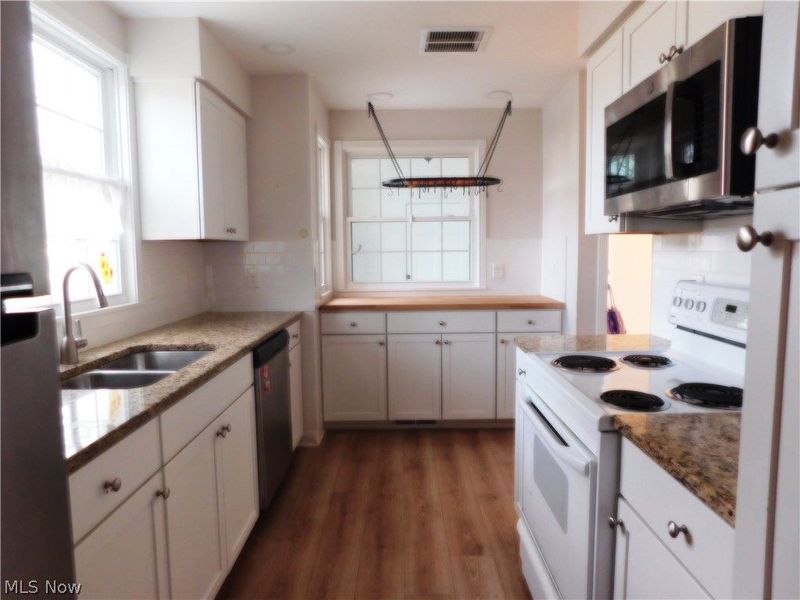 584 Eastland Road, Berea, OH 44017 Photo 13