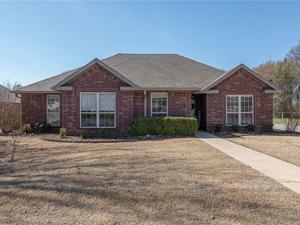 967 Meadowlands Drive, Fayetteville, AR 72704