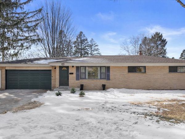 831 W Riverview Dr, Glendale, WI 53209