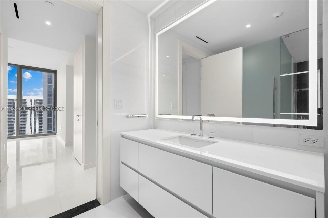 300 Biscayne Blvd Way , Unit 2409, Miami, FL 33131 Photo