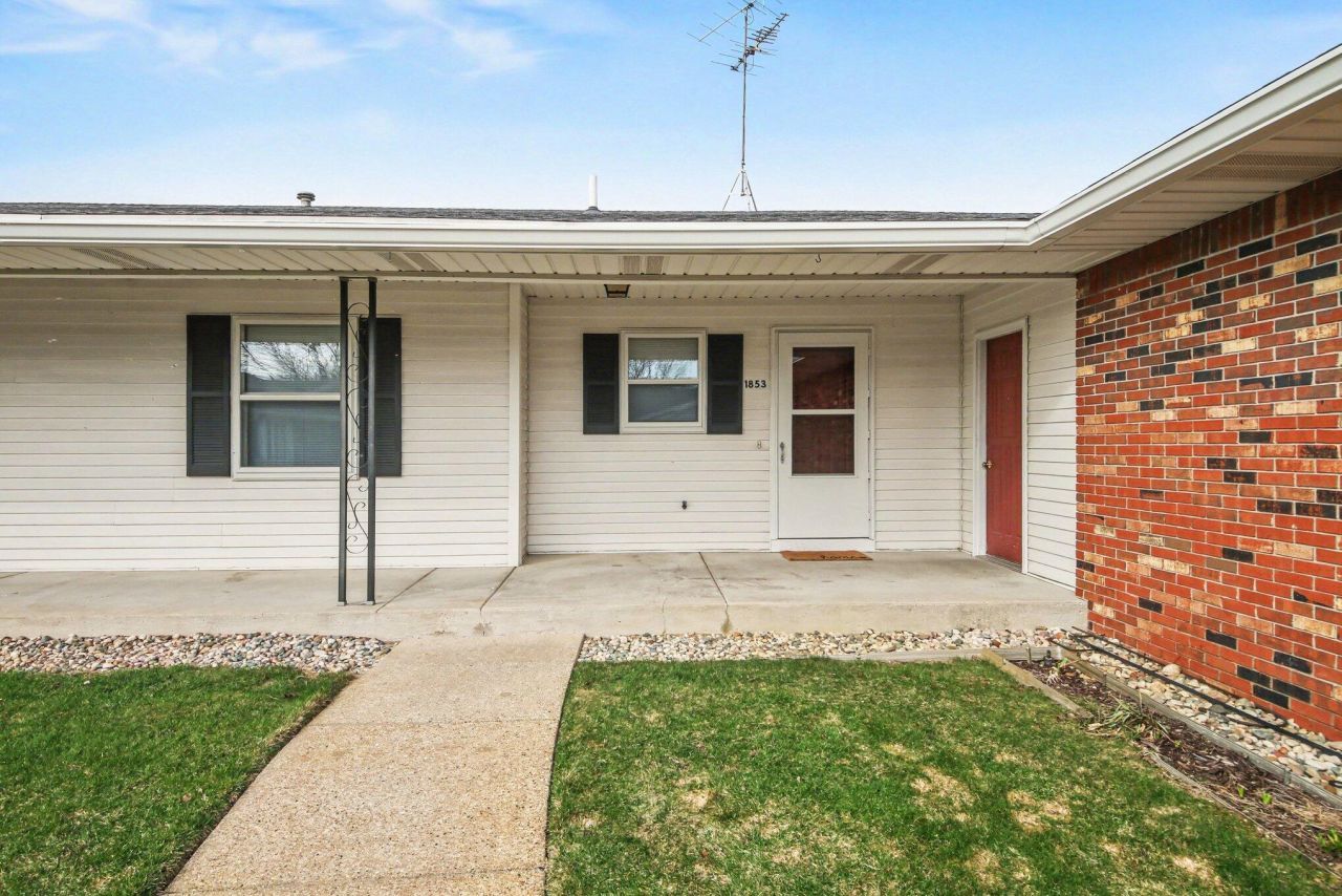 1853 Elizabeth Lane E, Jenison, MI 49428 Main Photo