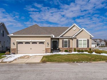 5690 Waterford Ln, Clarence, NY 14032