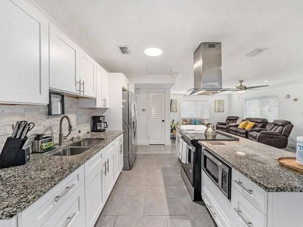 8017 DELL DRIVE , TAMPA, FL 33615