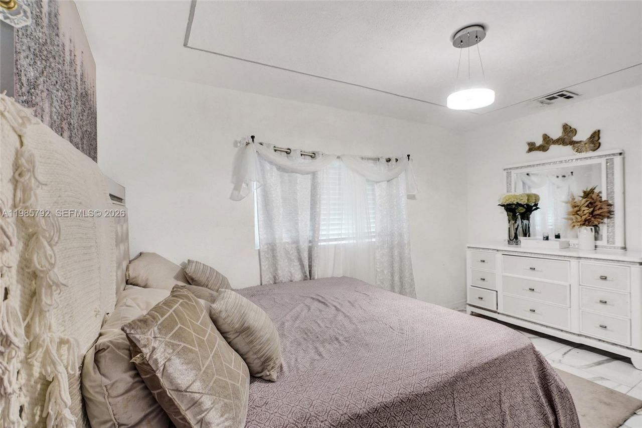 1675 NE 160th St, North Miami Beach, FL 33162 Photo