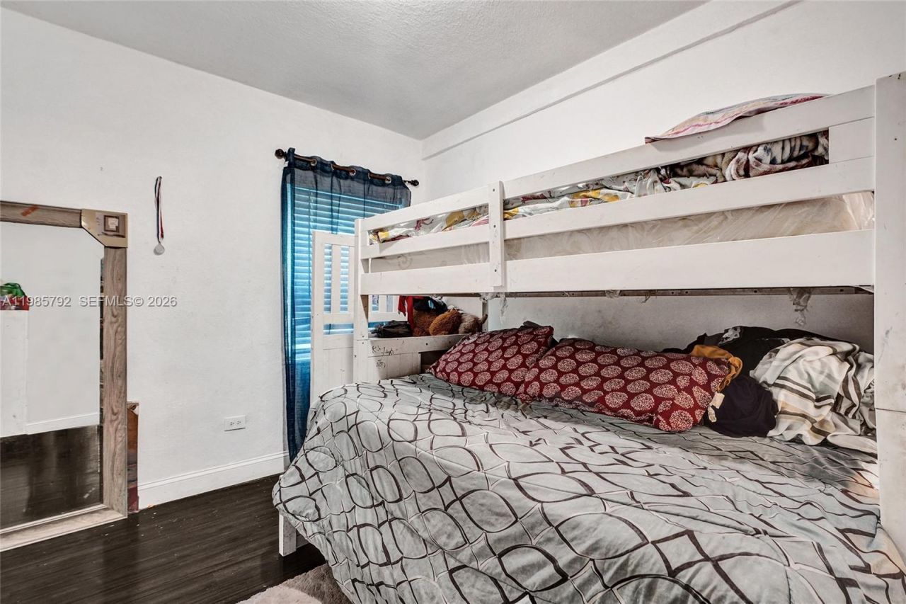 1675 NE 160th St, North Miami Beach, FL 33162 Photo