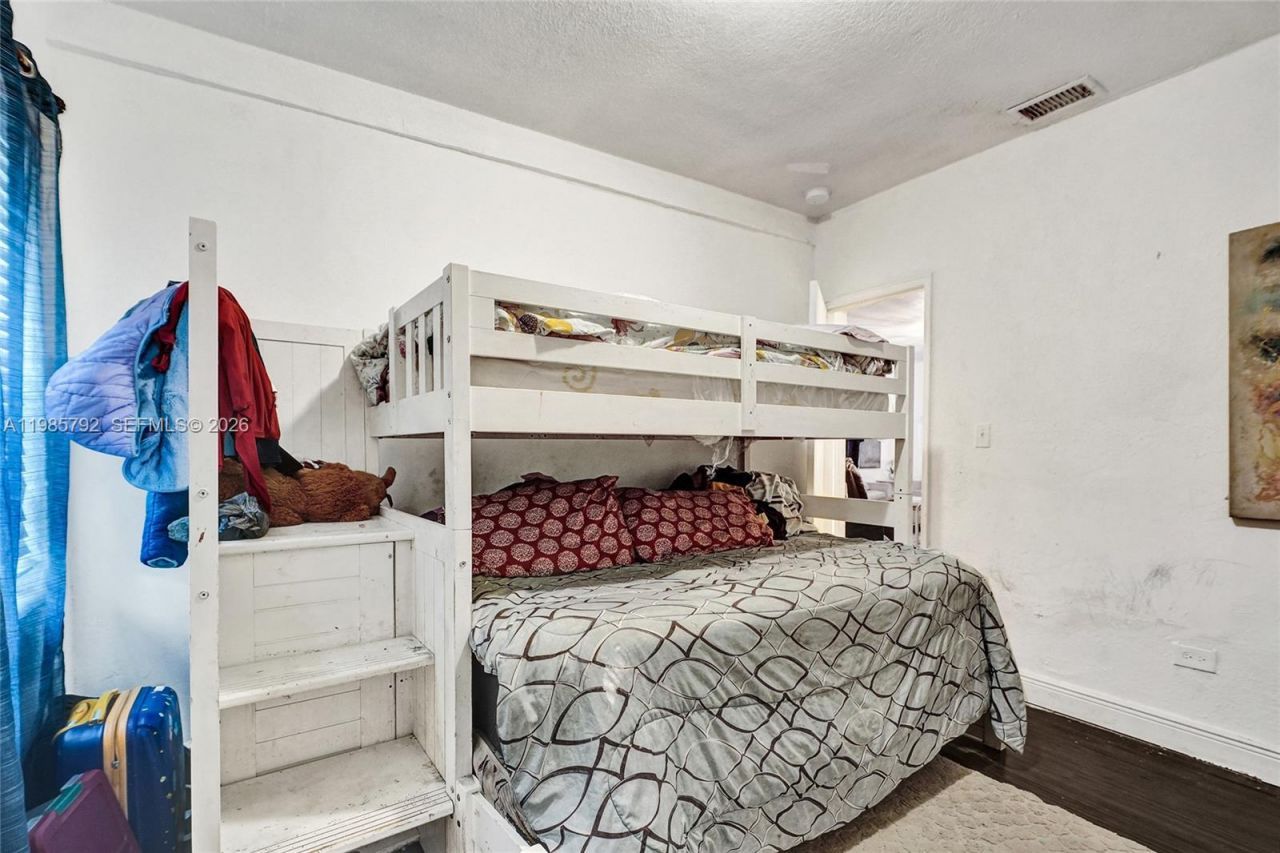 1675 NE 160th St, North Miami Beach, FL 33162 Photo