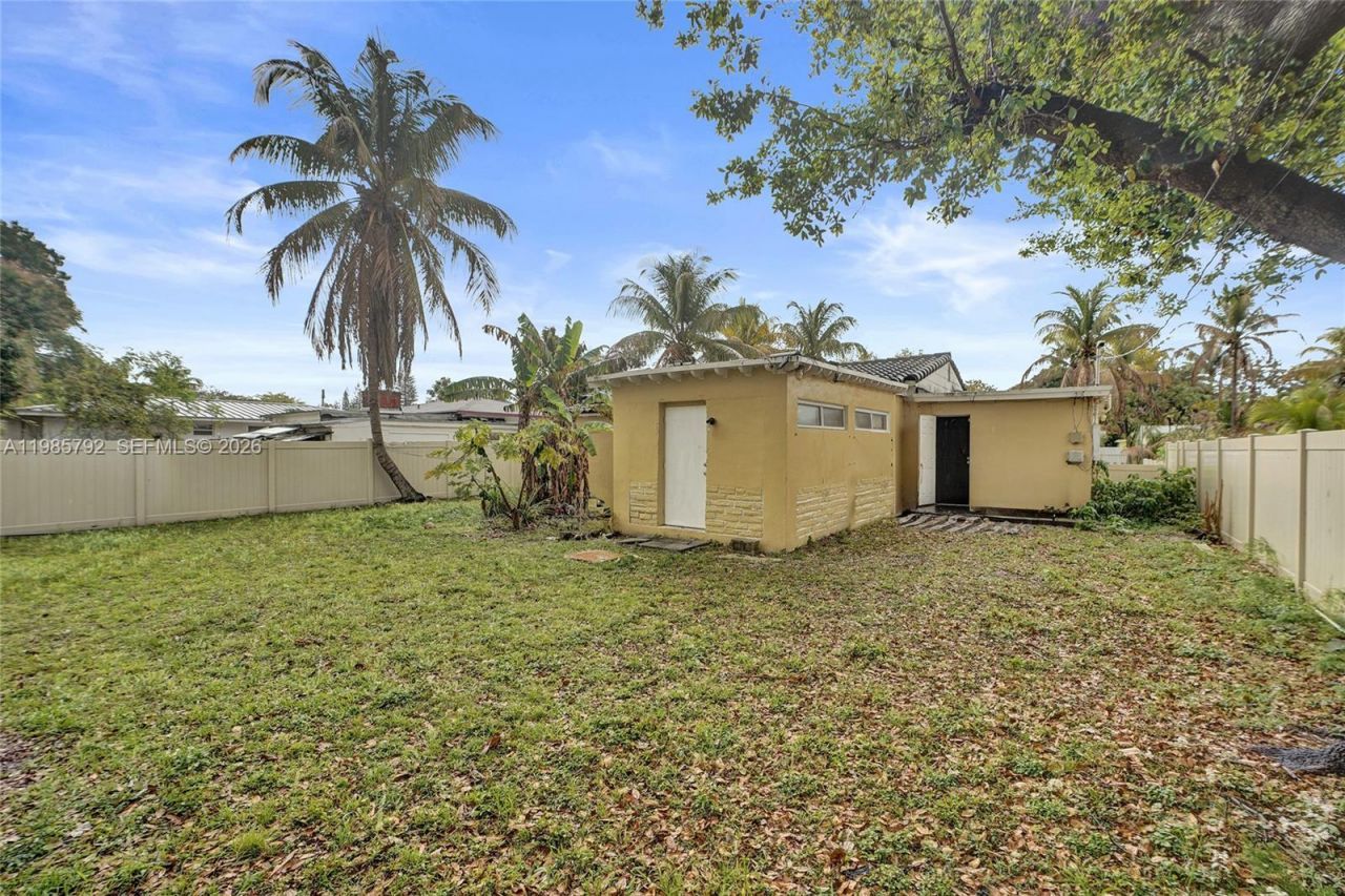 1675 NE 160th St, North Miami Beach, FL 33162 Photo