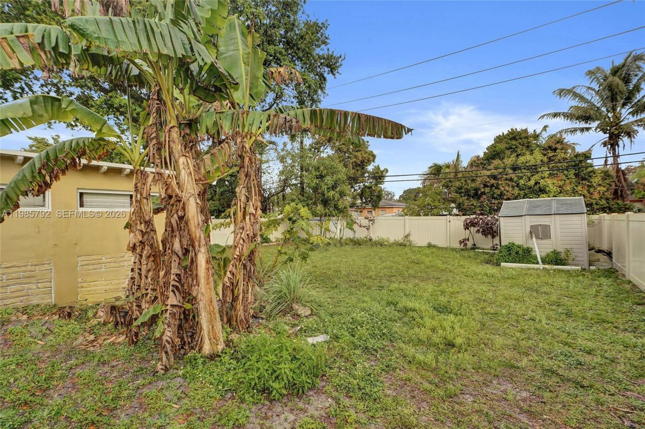 1675 NE 160th St, North Miami Beach, FL 33162 Photo