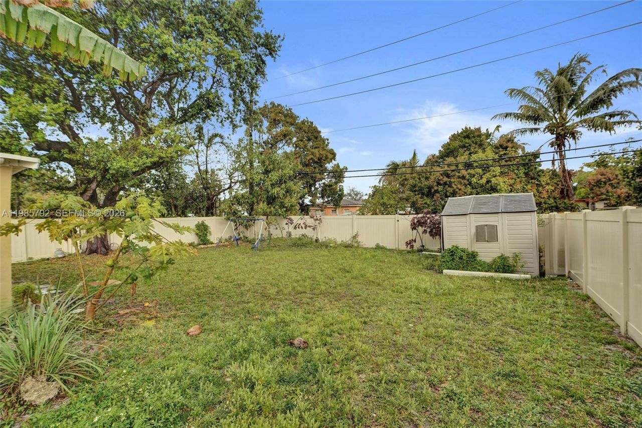 1675 NE 160th St, North Miami Beach, FL 33162 Photo