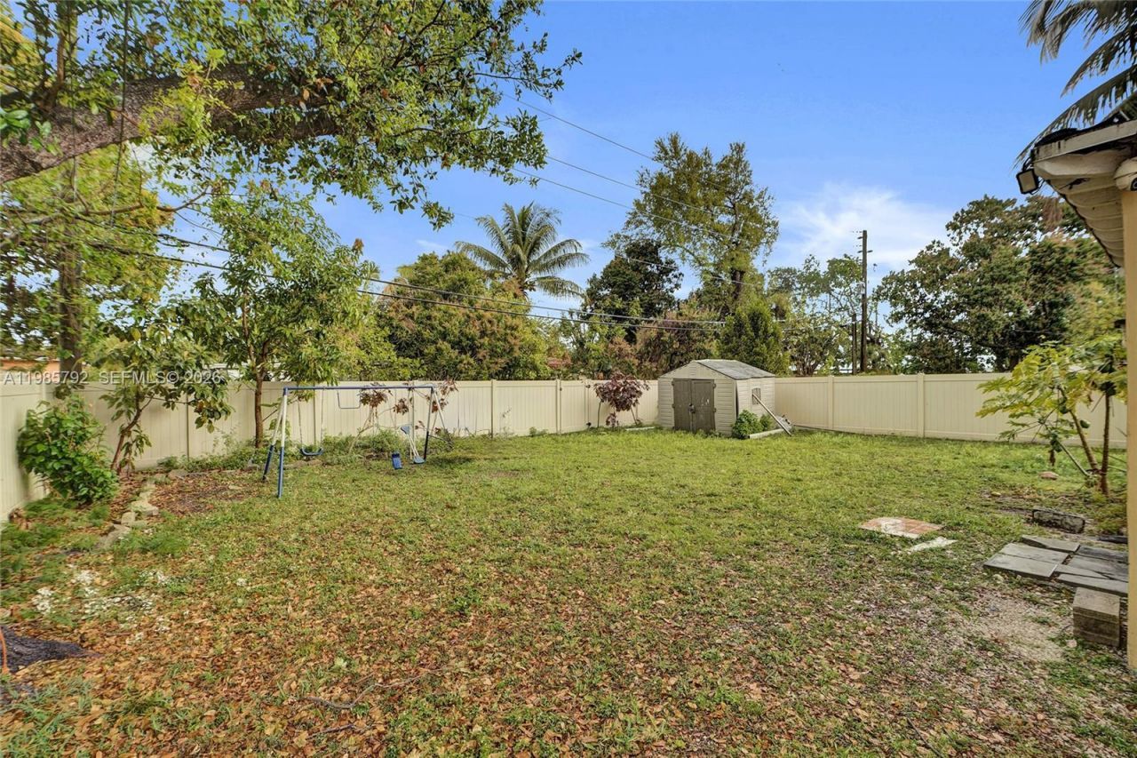 1675 NE 160th St, North Miami Beach, FL 33162 Photo