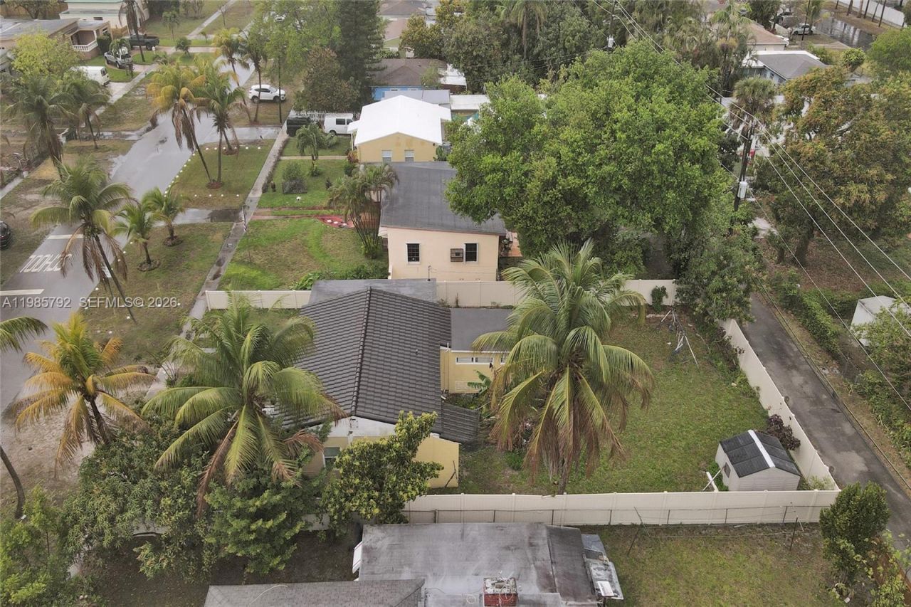 1675 NE 160th St, North Miami Beach, FL 33162 Photo